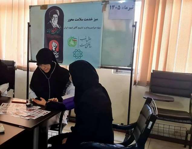برپایی میز خدمت سلامت برای زائران مراسم وداع با قائد شهید ؛ با حضور دستیار تخصصی طب سنتی